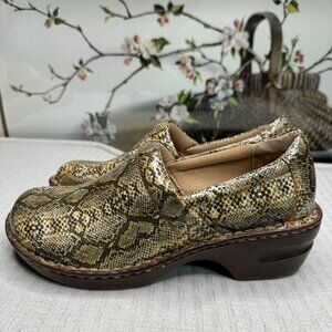 B.O.C Womens Snake Print Leather Slip-On Clogs Size 9 nursing clogs